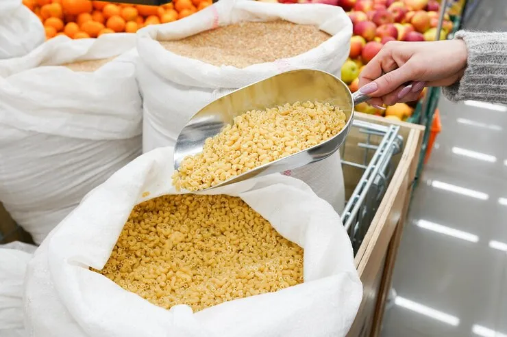 Carga de productos alimentarios en camión de reparto